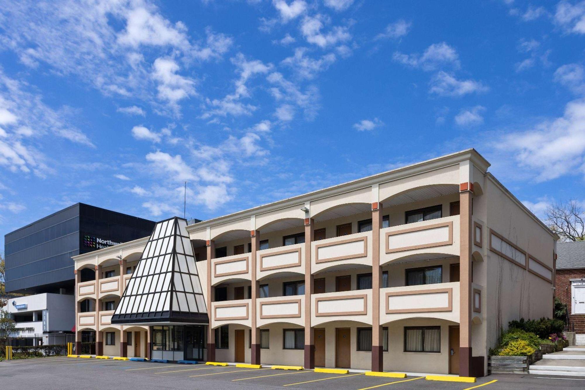 Travelodge By Wyndham Manhasset Exterior photo